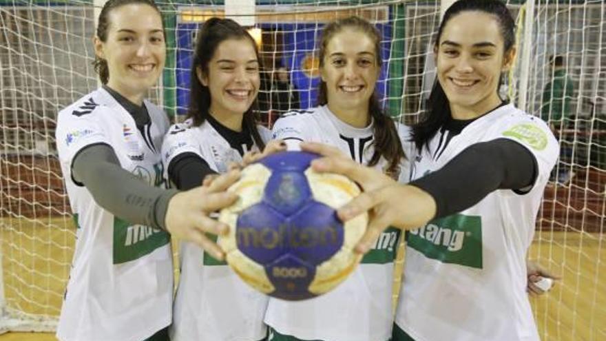 Las cuatro jugadoras del Elche Mustang, Ana, Laura Jennifer y Anita, que están en la preselección.