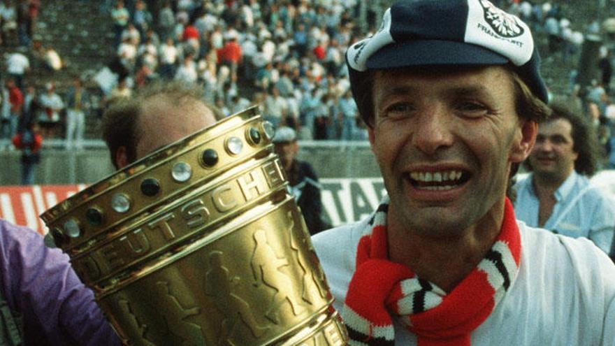 Karl-Heinz Körbel jugó 602 partidos en la Bundesliga.