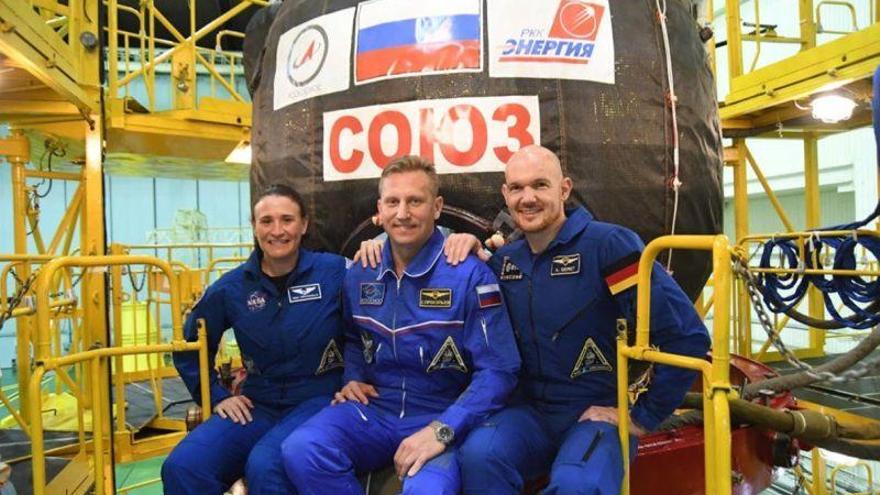 Tres astronautas se llevan 60 experimentos a la ISS