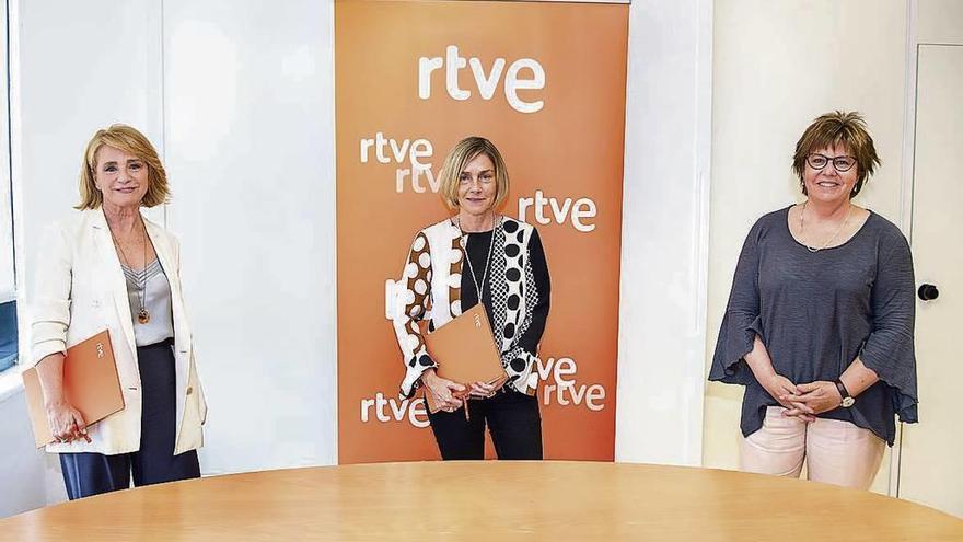 Elena Sánchez, Rosina López-Alonso y María Escario, ayer en la firma del acuerdo.