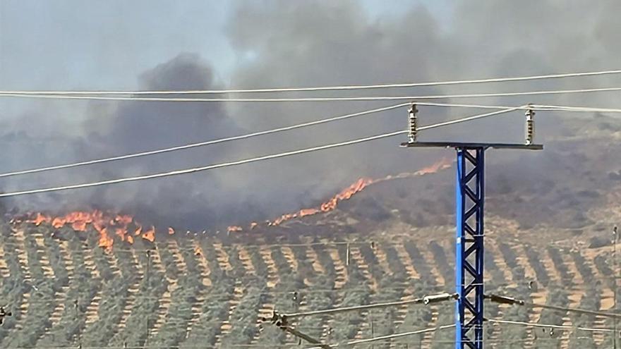 Declarado un incendio forestal en Humilladero: cinco medios aéreos actúan para sofocar el fuego