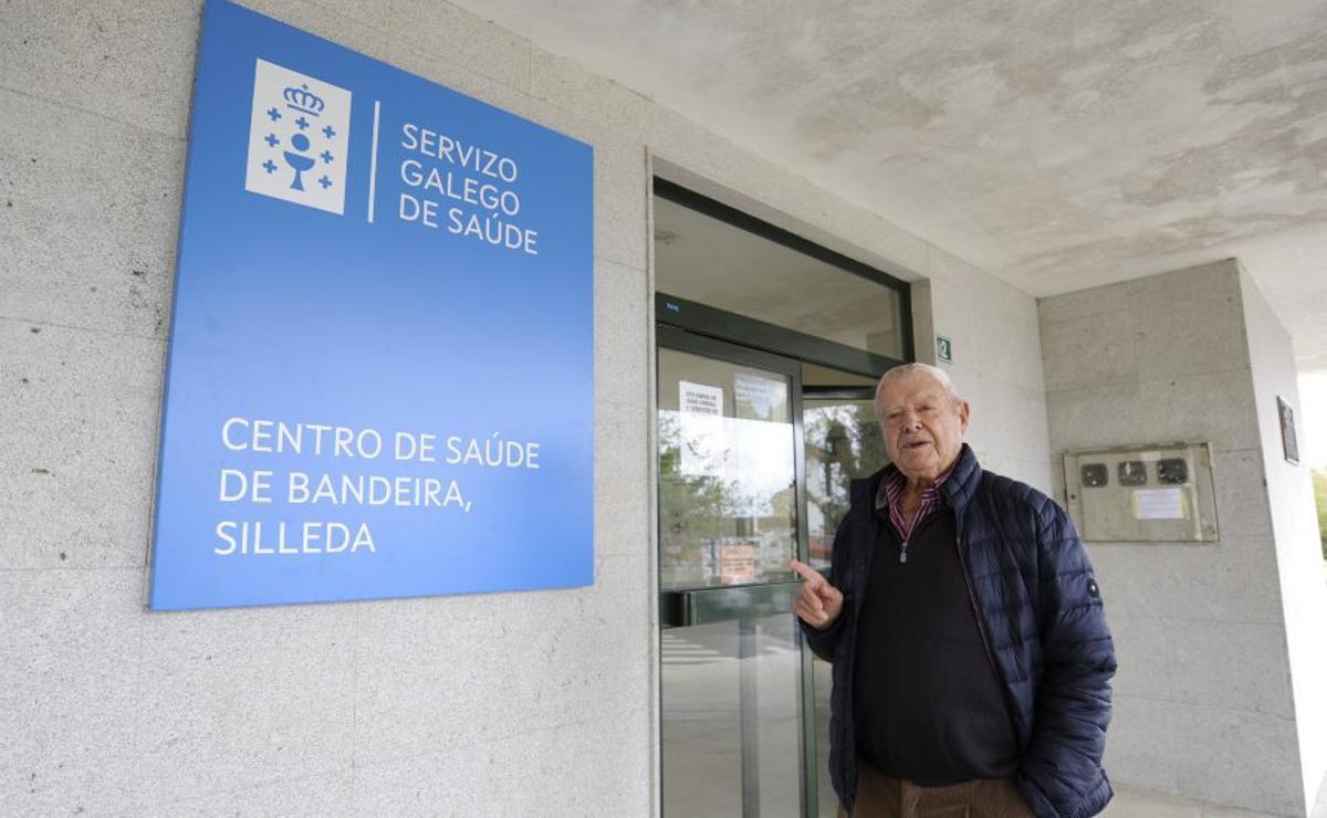 Aurelio Fernández Villaverde, junto al nuevo cartel. | FIRMA