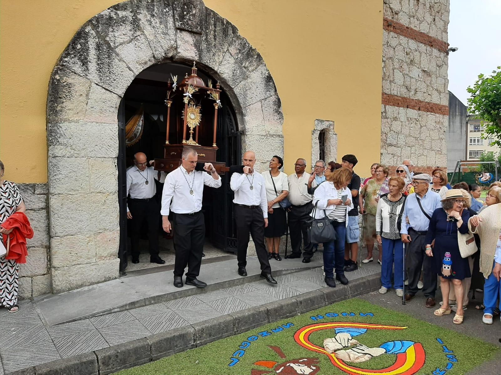 Cientos de personas festejan el Corpus en Lugones: la procesión y las alfombras, en imágenes