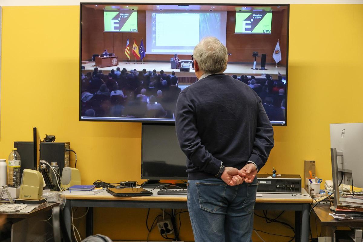 Siguiendo el recuento del voto telemático del "supermartes" electoral de la UPV el pasado 12 de febrero desde el campus de la Politècnica en Alcoi.