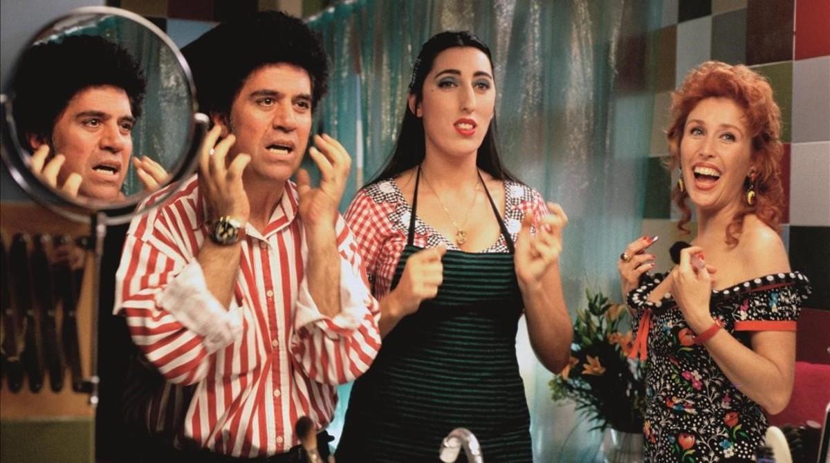 Rossy de Palma y Verónica Forqué, junto a Almodóvar, en el rodaje de 'Kika'.