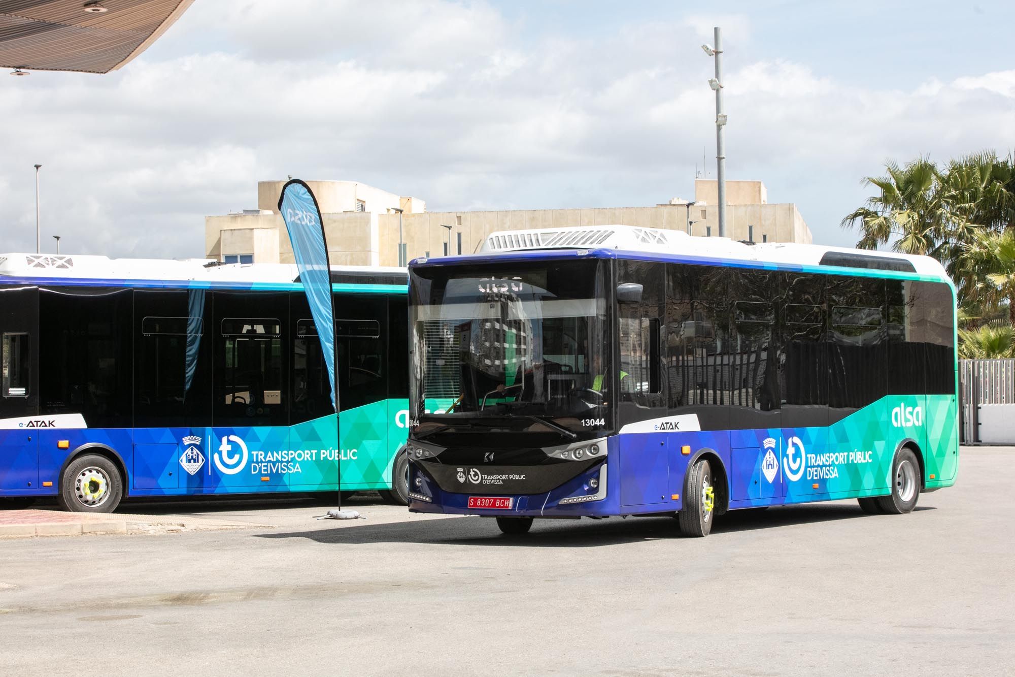 Dos nuevos autobuses eléctricos en Ibiza