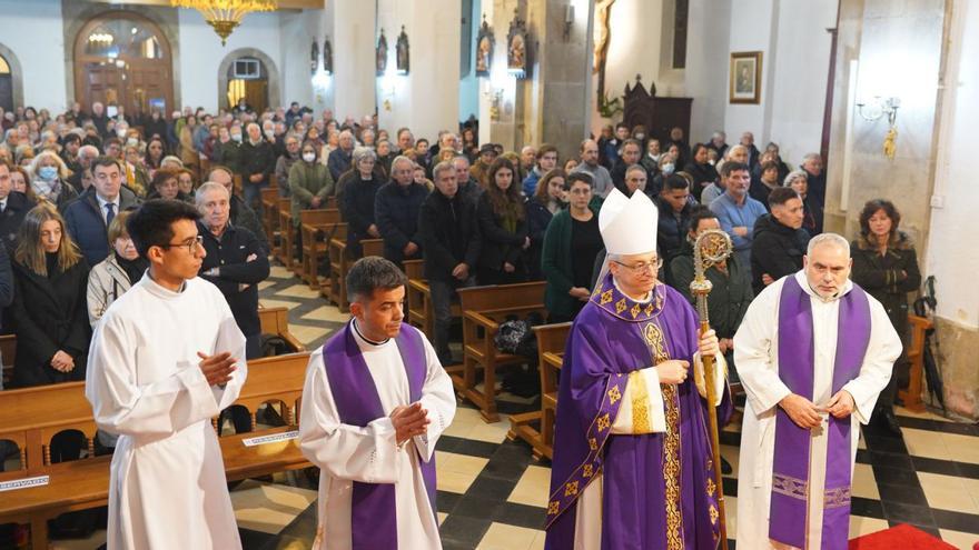 Asistencia de familiares de las víctimas al funeral oficiado en la iglesia de Lalín