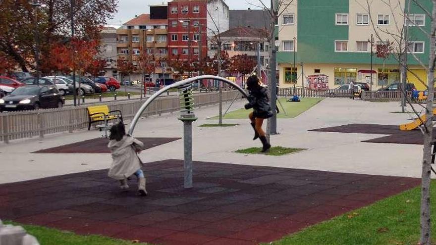 Dos niñas jugando en uno de los parques de Bueu. // Gonzalo Núñez