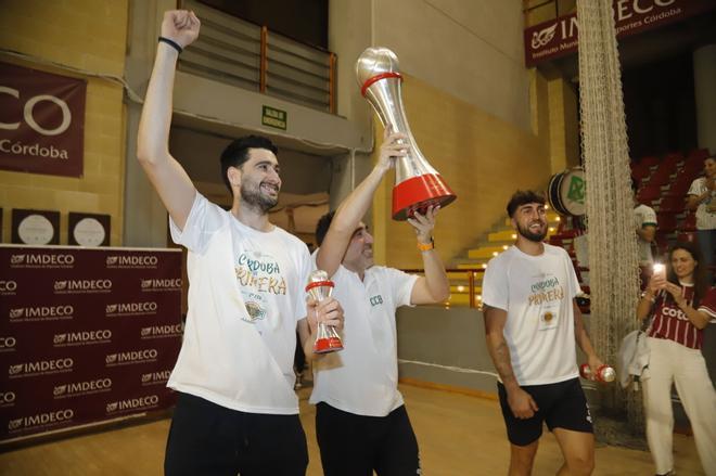 La llegada del Coto a Córdoba tras su histórico ascenso, en imágenes