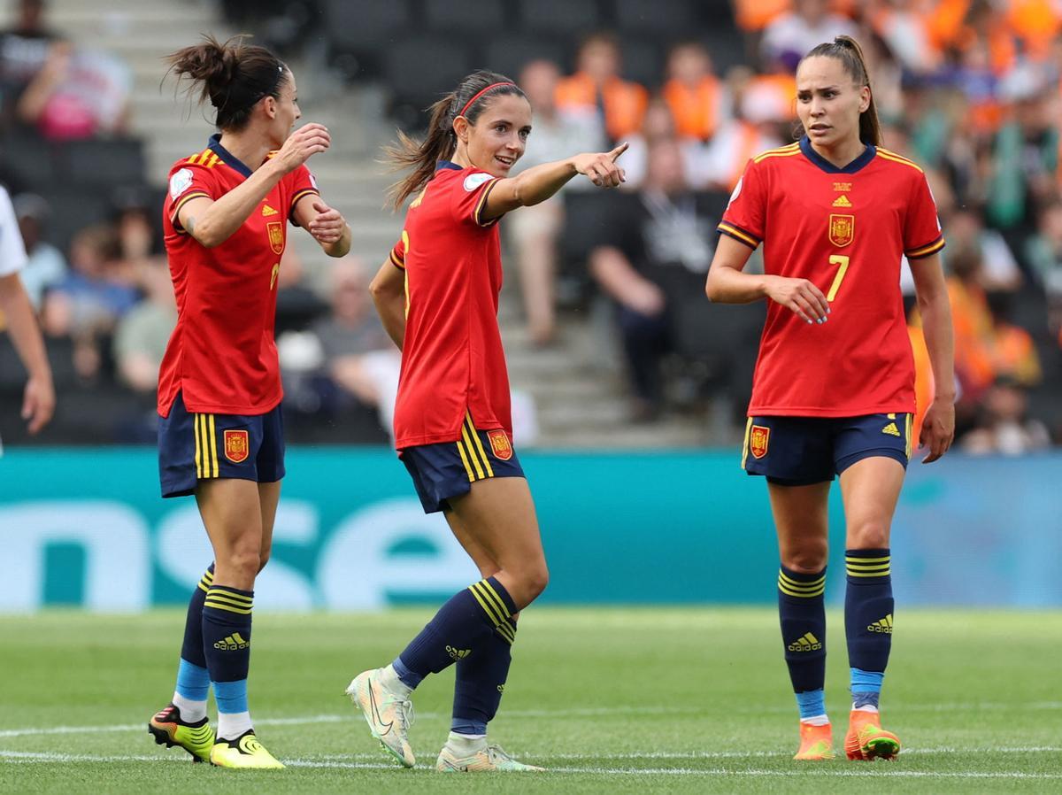 La española Aitana Bonmati celebra su segundo gol con Irene Guerrero y Esther González