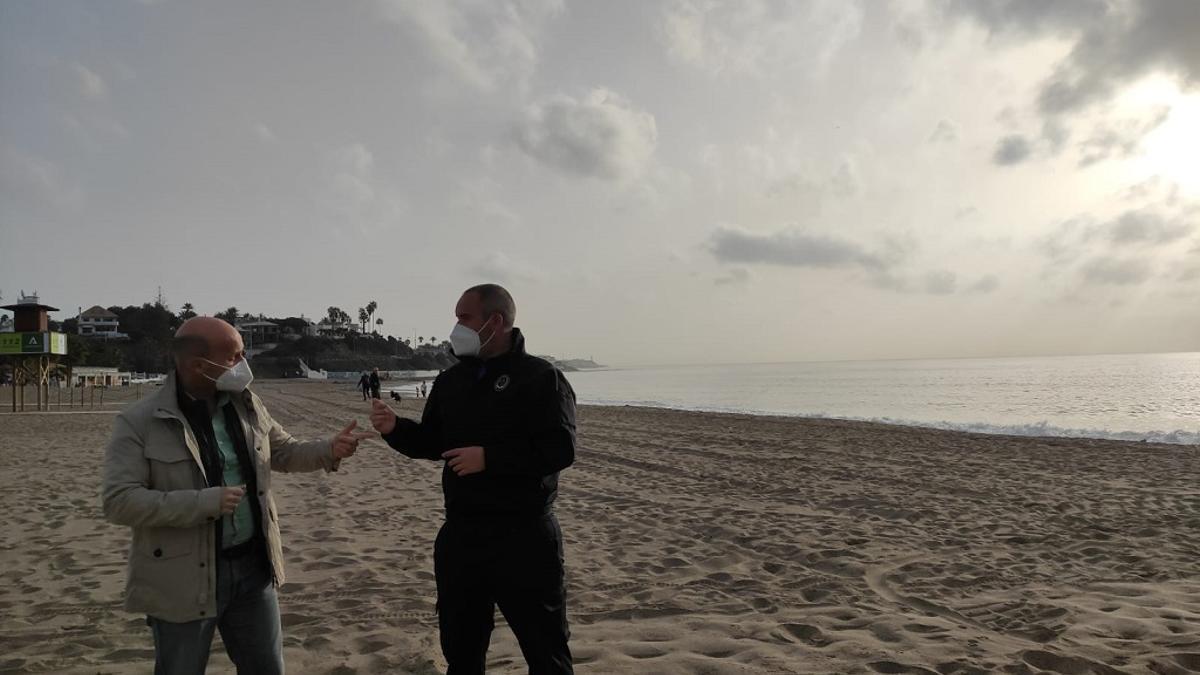 El concejal de Playas de Mijas, José Carlos Martín, visita el estado de las playas tras la retirada del material arrastrado por Filomena.