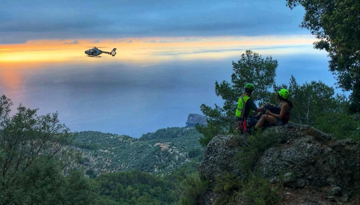 Un miembro del GREIM de la Guardia Civil, junto a una excursionista en dificultades, durante un rescate en la Serra de Tramuntana.