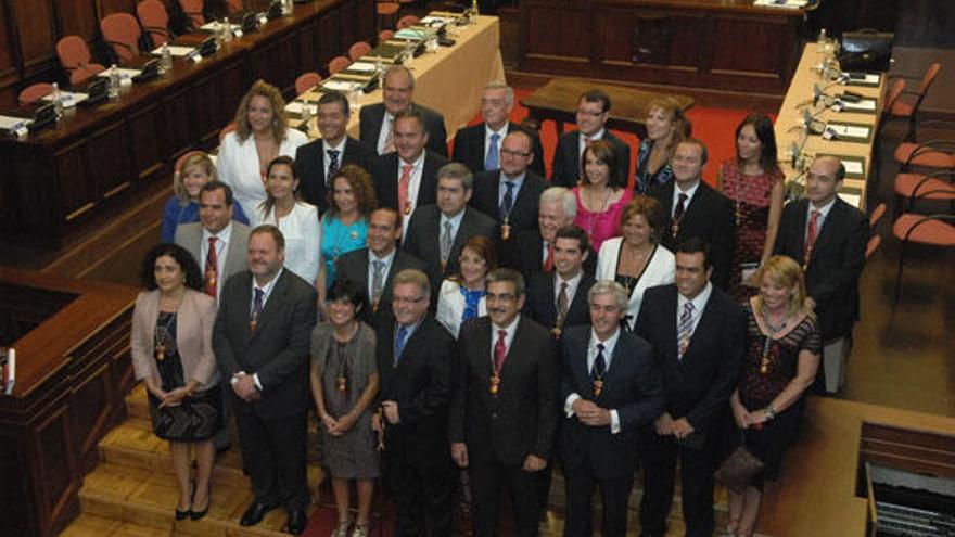 Foto de familia de la nueva corporación del Cabildo de Gran Canaria.  i QUESADA