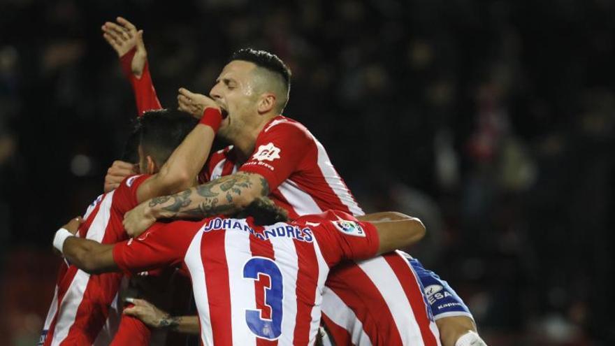 Jugadors del Girona celebren un gol a Montilivi