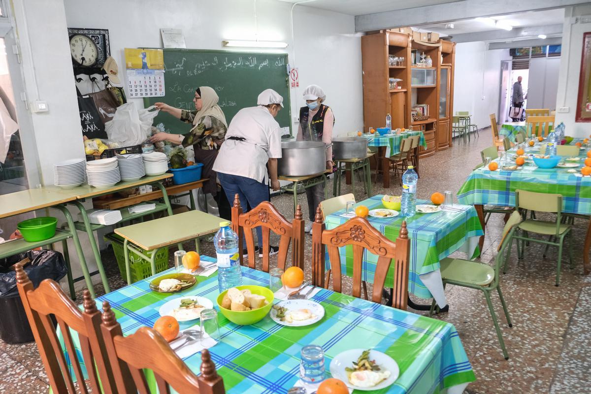 María Eugenia y las dos empleadas que tiene en el comedor social Al-Taufik de Carrús preparan este martes las mesas y la comida antes de su apertura a las 12.30 horas.