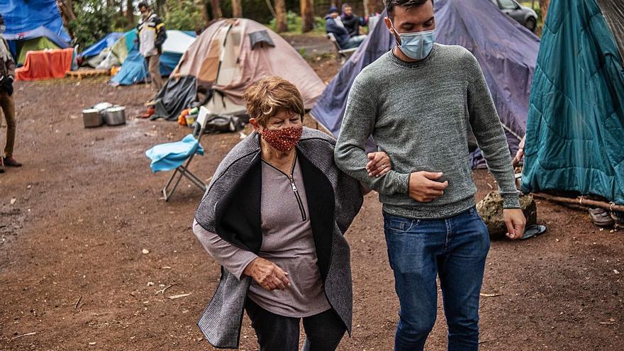 Una vecina de 87 años llevó ayer tres calderos de rancho a los migrantes del campamento de acogida de Las Raíces, en La Laguna.