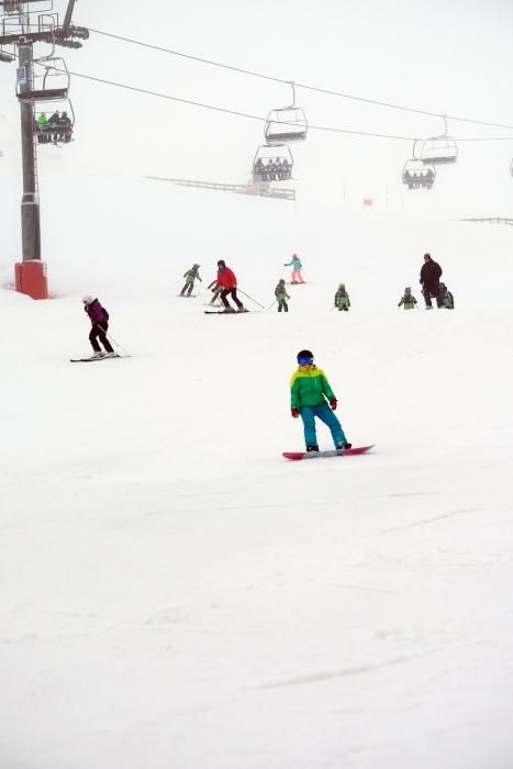 Multitud de esquiadores en Pajares en el domingo tras el temporal de nieve.