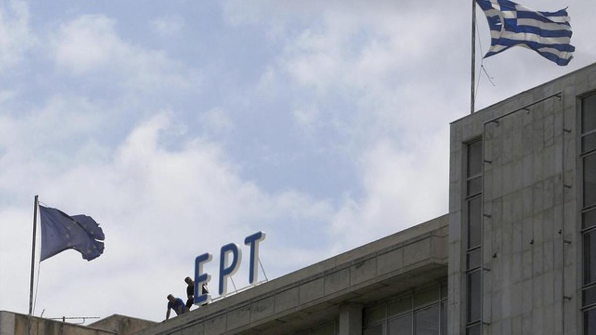 El logo de la radiotelevisión pública ERT, reinstaurado en la azotea de su sede, este lunes en Atenas.