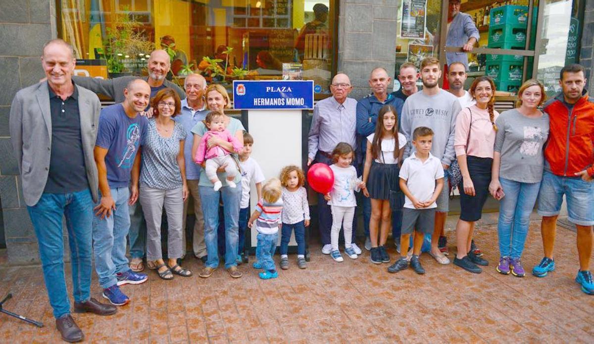 Homenaje a los hermanos Momo, con dedicatoria de una plaza a su nombre en reconocimiento a su labor.