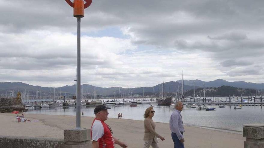 La señalización de las playas sin humo se colocará este verano en todos los arenales baioneses. // J. Lores