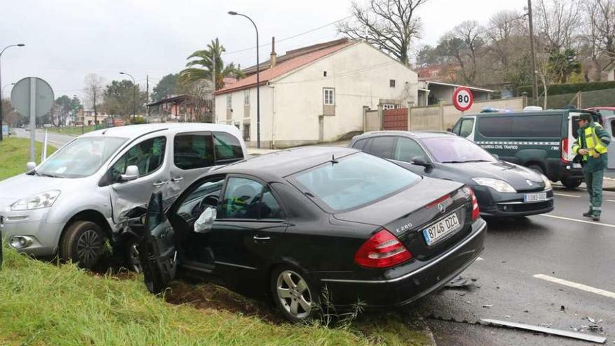 A consecuencia del impacto los dos vehículos quedaron en el arcén. // Bernabé