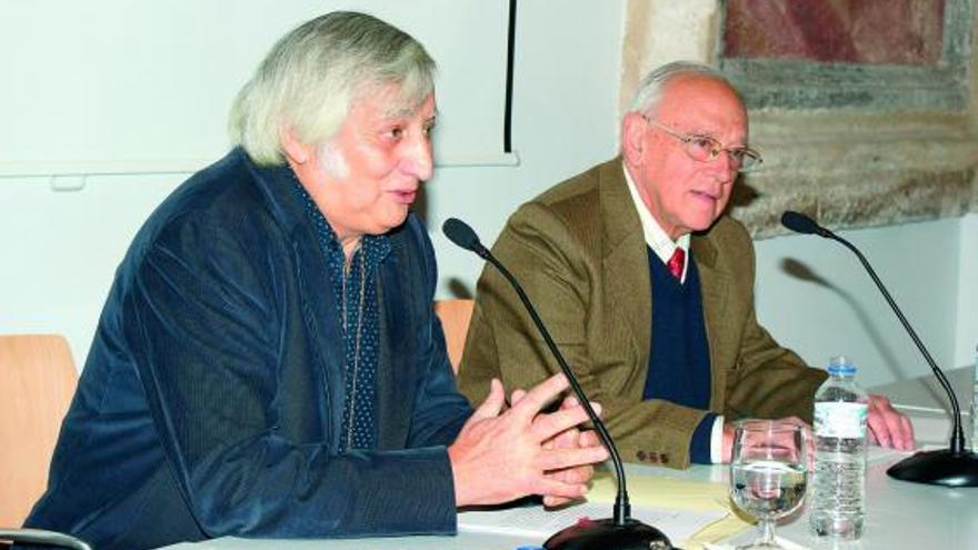 José Ignacio Primo y José Luis Viloria ayer en la Biblioteca Pública del Estado.