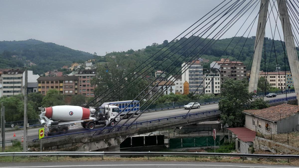 Dos camiones se cruzan en el puente atirandado del Corredor del Nalón en Sama, este viernes.