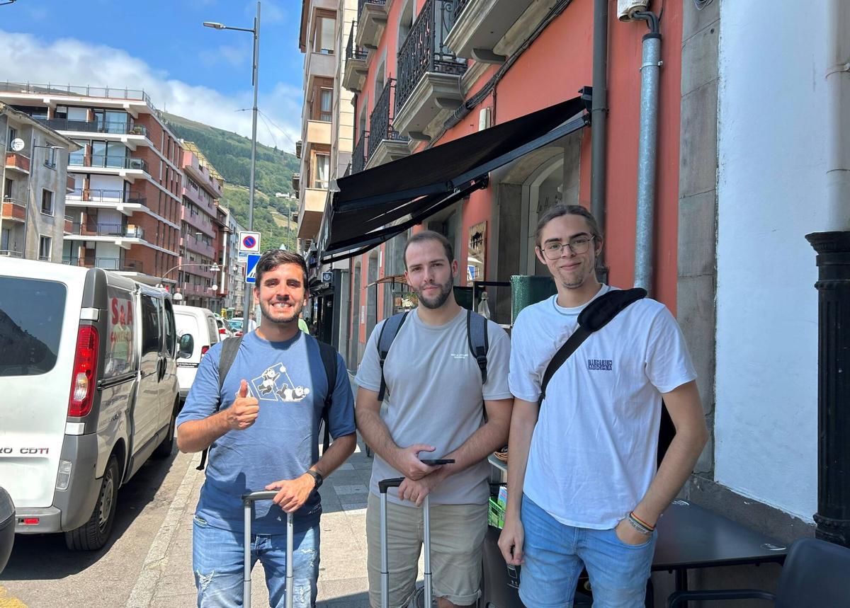 Por la izquierda, Julián Mandrión , Francisco Castro, y Brais Martínez, en Cangas.