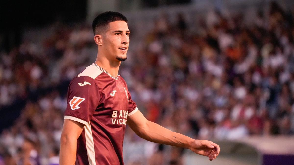 Víctor Sánchez, en un lance del duelo de pretemporada entre Real Jaén y Córdoba CF.