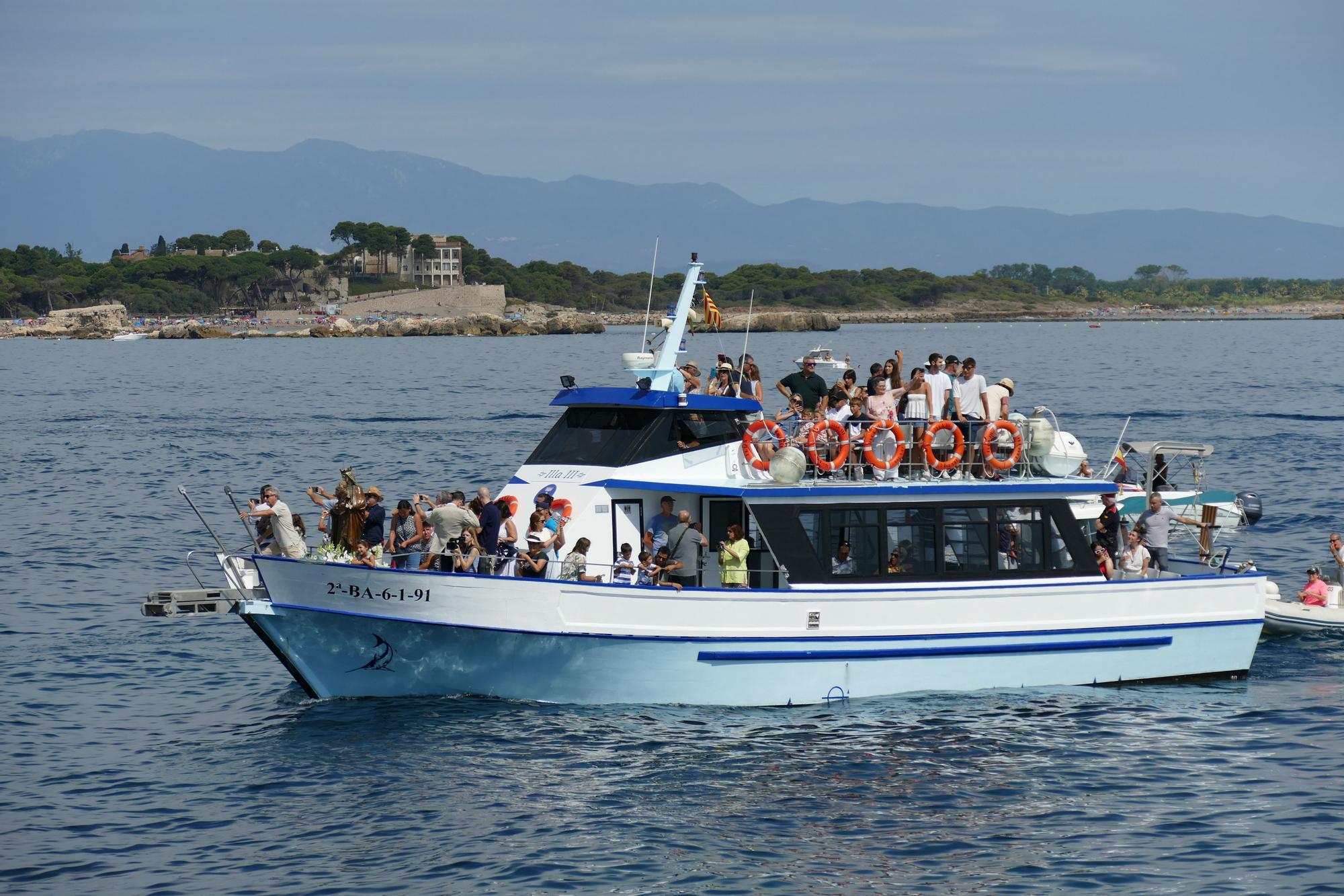 L'Escala rep de manera multitudinària a la Verge del Carme