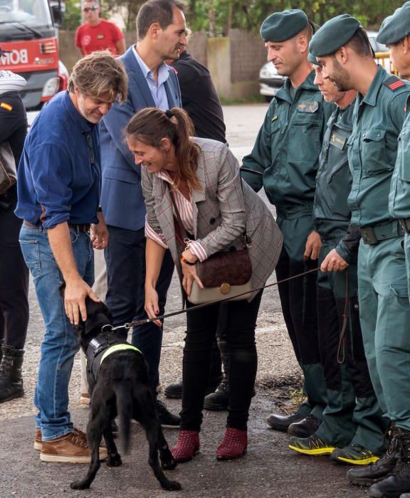 El marido y la hermana de Joana Lliteras con uno de los perros que han participado en los rescates.