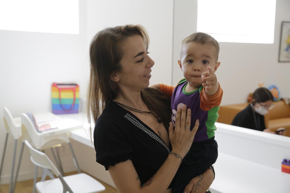 Bastian, de un año y medio, con su madre, Lorena, usuaria de la Unidad de Salud Mental Perinatal del Clínic.