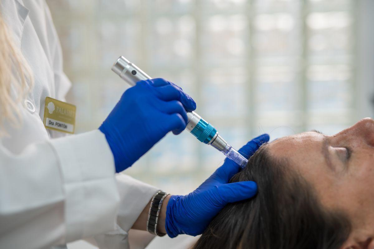 Uno de los enfoque terapéutico ofrecido en Palasiet Thalasso Clínica &amp; Hotel es la mesoterapia capilar por bioestimulación.