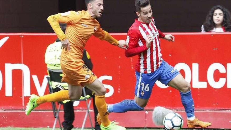 Jony pelea un balón con Álex Menéndez en el último partido de Liga.