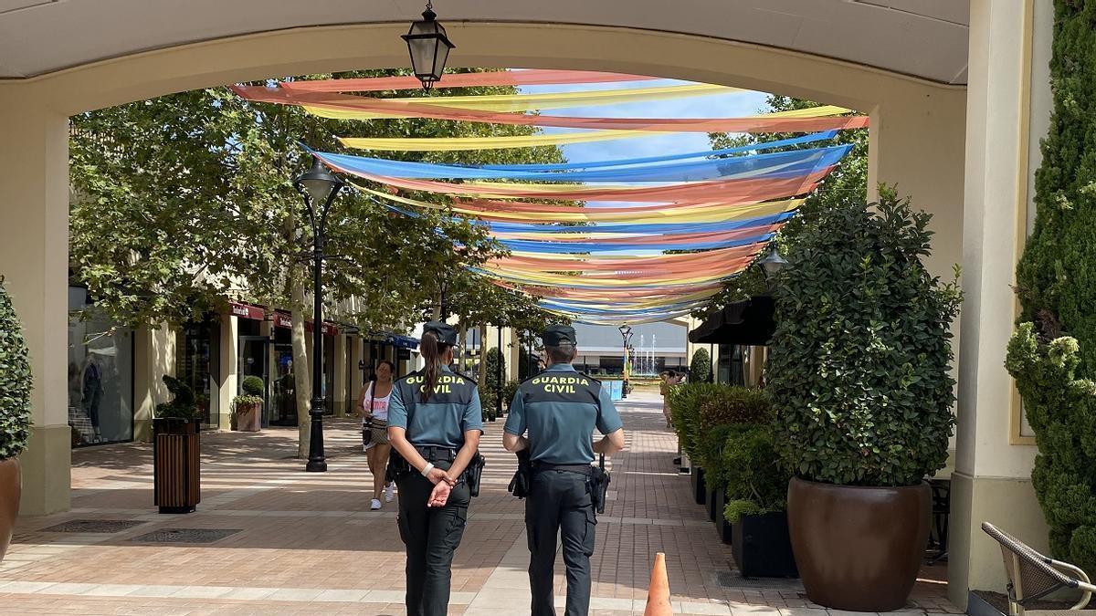 Dos guardias civiles, en el centro comercial donde ocurrieron los hechos.