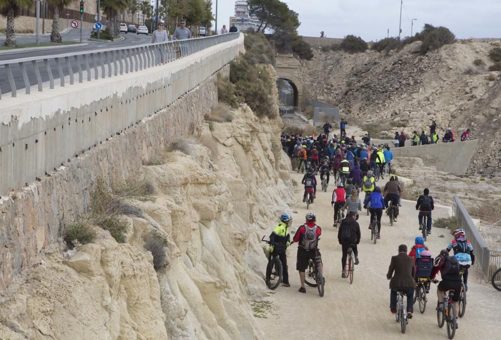 200 ciclistas exigen frente al Ayuntamiento una vía verde en La Cantera.