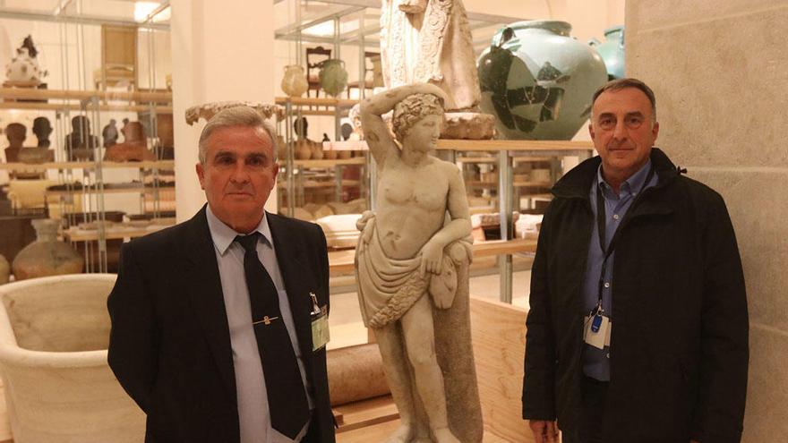 Andrés Rivas y Andrés Egea trabajan en las distintas salas del museo todos los días.