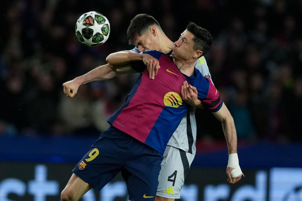 BARCELONA, 11/03/2025.- El delantero del Barcelona Robert Lewandowski (i) disputa un balón con el defensa del Benfica António Silva (d) durante el partido de vuelta de octavos de final de la Liga de Campeones entre el Barcelona y el Benfica, este martes en el Estadi Olímpic Lluís Companys en Barcelona. EFE/ Alejandro García