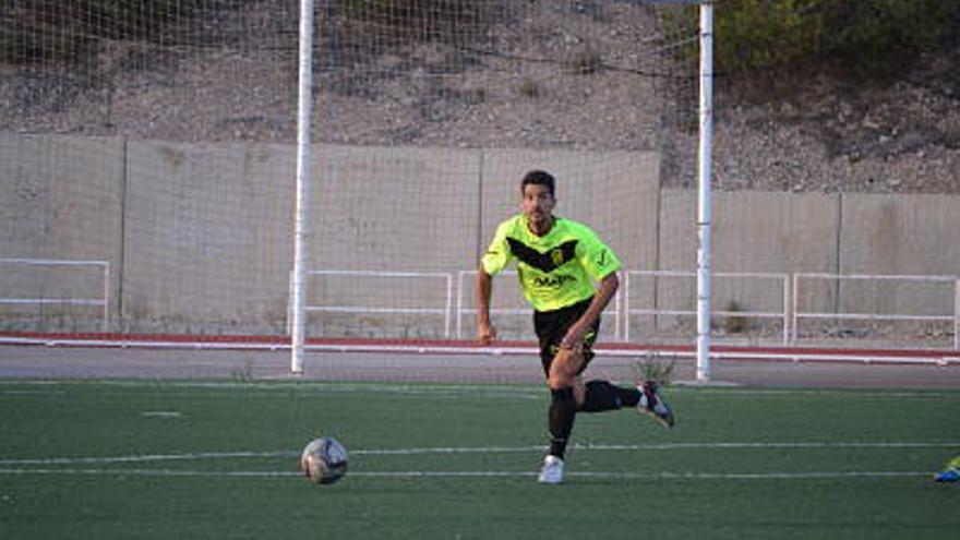 Theo García, en un partido con el Eldense.