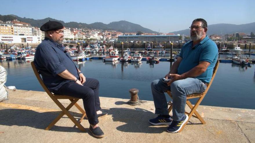 Rivadulla Corcón fala con Julio Vidal no porto de Cangas.