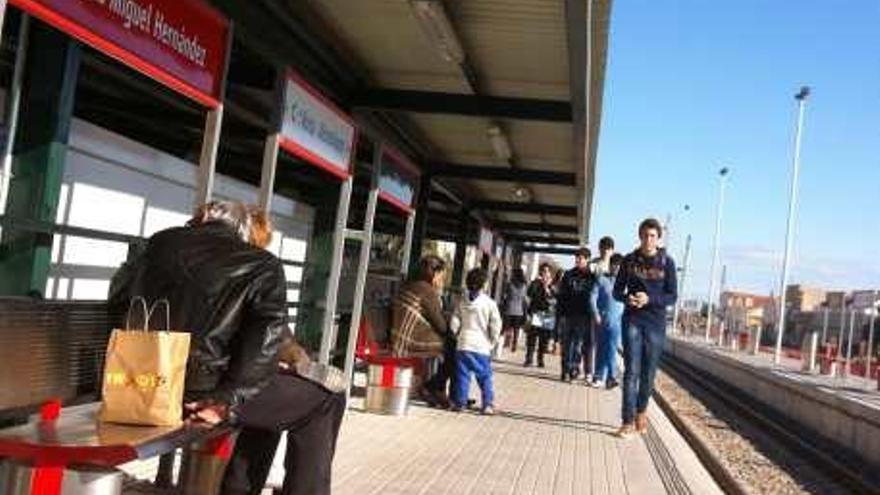 Un grupo de pasajeros espera la llegada del tren en la estación de Orihuela.