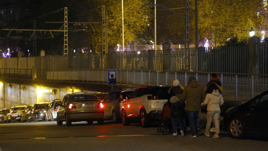 Una familia de turistas acude a por su coche aparcado en el acceso al túnel de Beiramar el sábado por la noche.