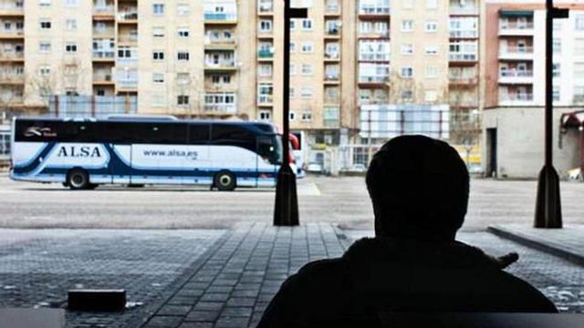 Un pasajero espera en la estación de autobuses de Zamora.