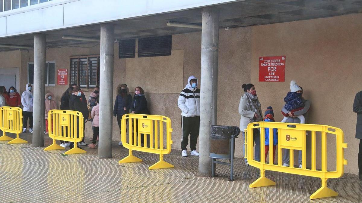 Largas colas frente al hospital del Rosell de Cartagena para realizarse pruebas PCR