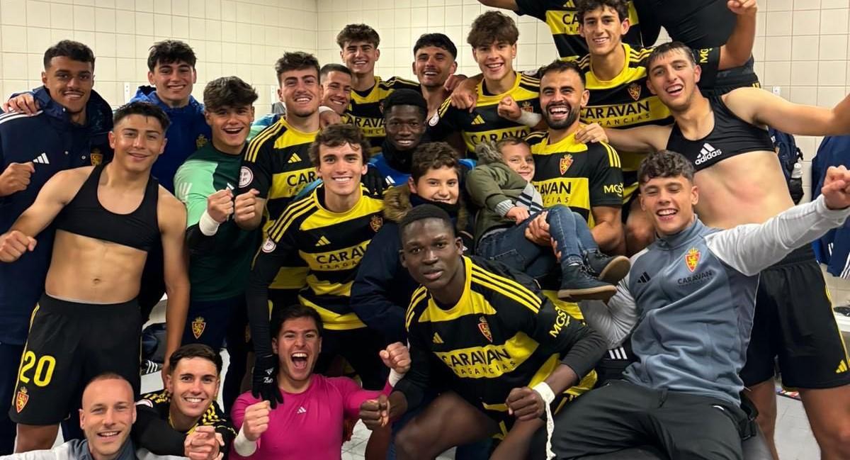 La plantilla del Deportivo Aragón festeja el triunfo conseguido este sábado en el vestuario del campo del San Juan.