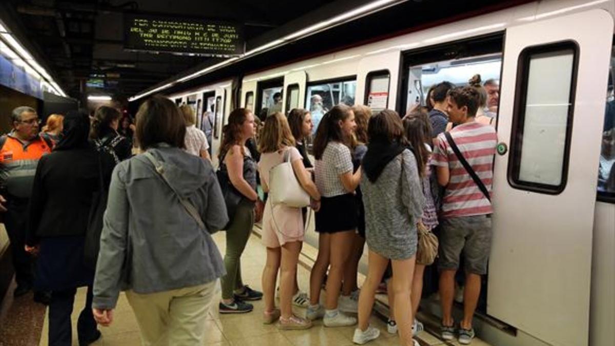 Pasajeros del metro intentan entrar en un vagón abarrotado esta semana.