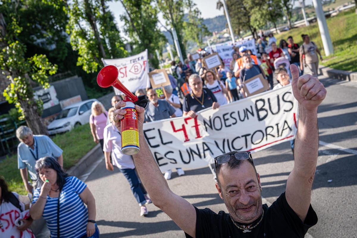 Manifestantes en la marcha de protesta de Torre Baró por los problemas con el bus a demanda, en Barcelona.