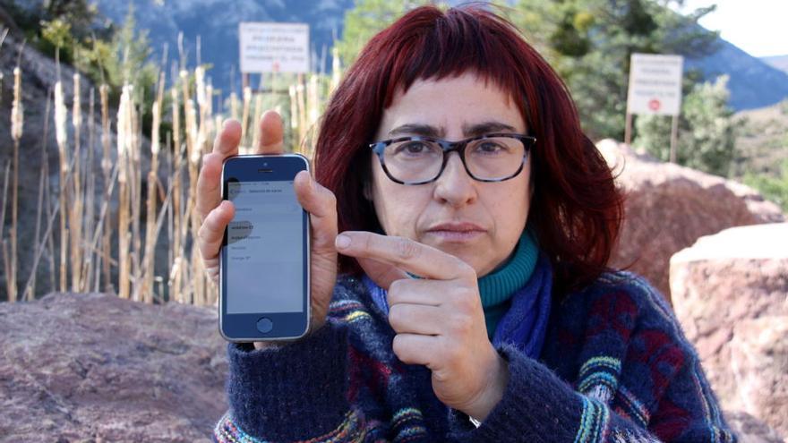 Anna Gonzalez, a qui li han facturat 430 euros de &#039;roaming&#039;, mostrant com la xarxa andorrana apareix amb cobertura en una antiga pedrera situada a la carretera que va cap al nucli de la Guàrdia d&#039;Ares