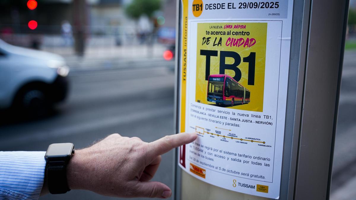 Anuncio del tranvibús en una parada, que ahora llegará hasta el Prado tras eliminar la LE