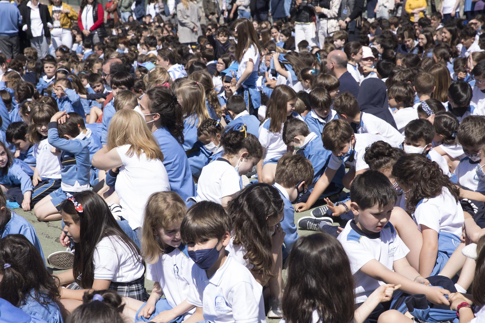 Izado de bandera en el colegio Santa María del Naranco